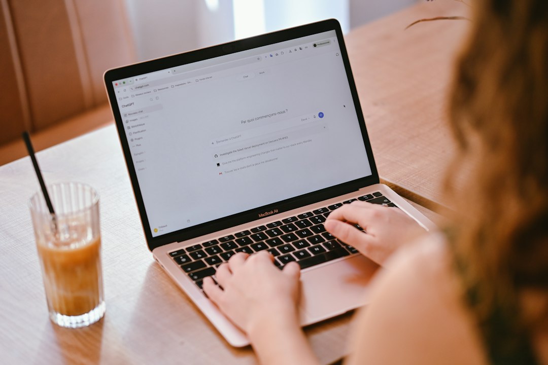 Seseorang bekerja menggunakan laptop di meja kerja