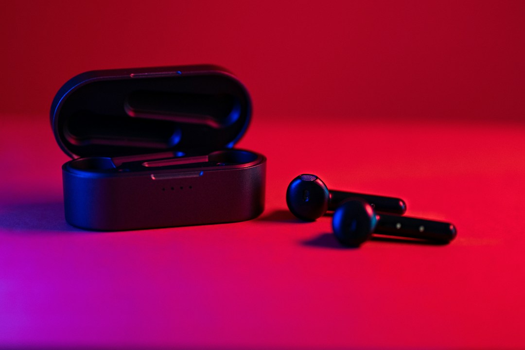 Earbud nirkabel sebagai ilustrasi teknologi Bluetooth LE Audio dan Auracast