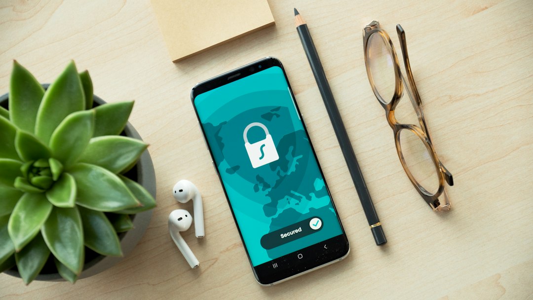 Ilustrasi keamanan digital untuk login tanpa kata sandi menggunakan perangkat smartphone