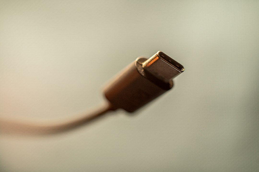 Kabel USB untuk menghubungkan dan mengisi daya perangkat
