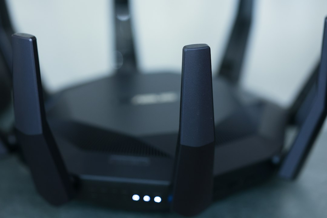 Router Wi-Fi modern dengan beberapa antena untuk jaringan internet rumah
