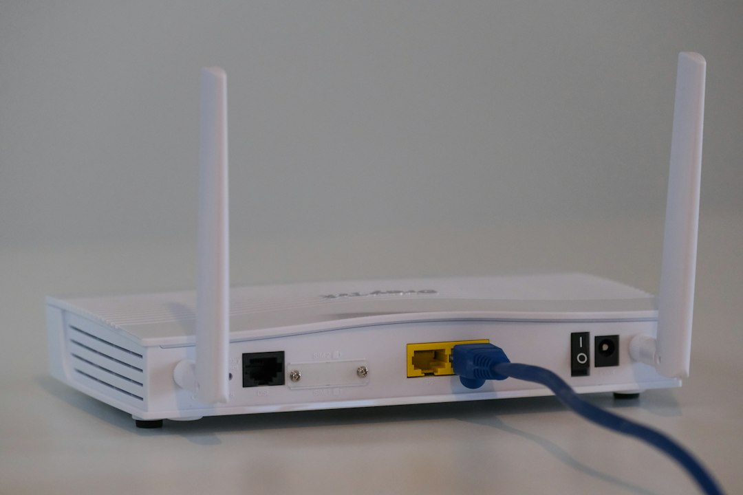 Router internet dan kabel Ethernet untuk jaringan rumah